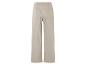 Beige broek met twee achterzakken.