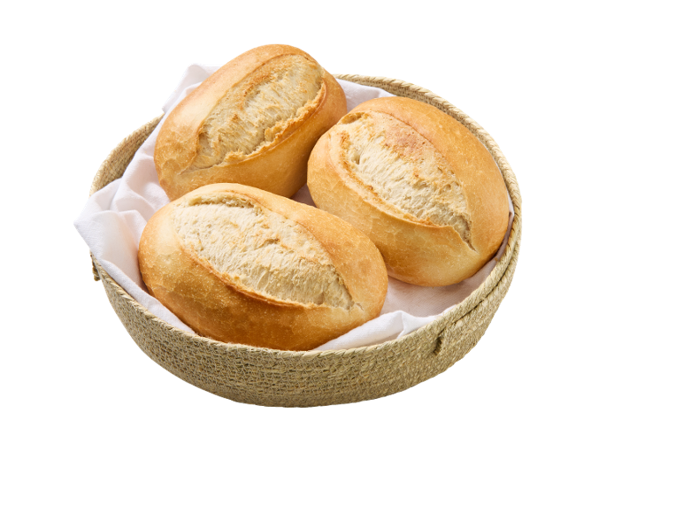 Drie versgebakken broodjes in een rieten mand met een wit servet.