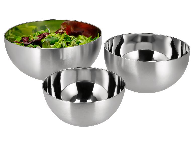Set van drie stalen kommen, één met salade.