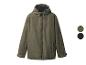 Een groene jas met capuchon en rits, met twee kleuropties.