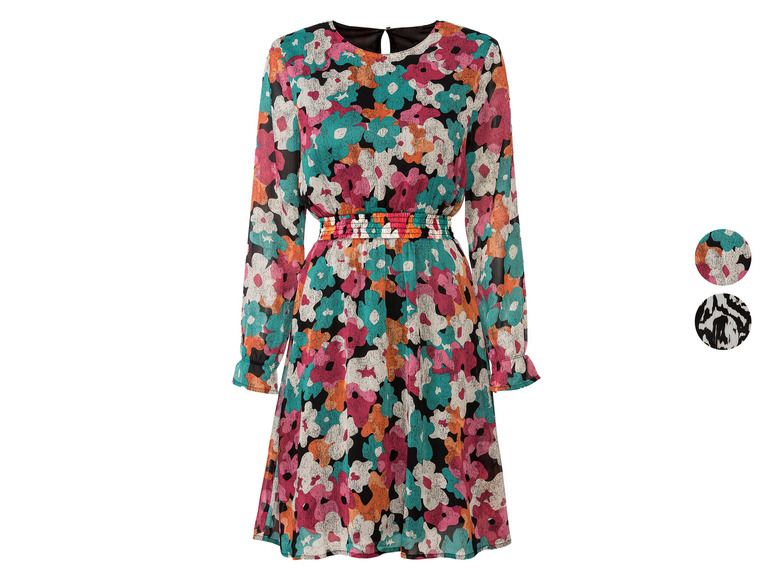 Een lange, zwarte jurk met bloemenprint.