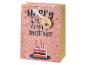 Roze verjaardagscadeautas met taart en kaarsen, met de tekst 'Happy Birthday!'.