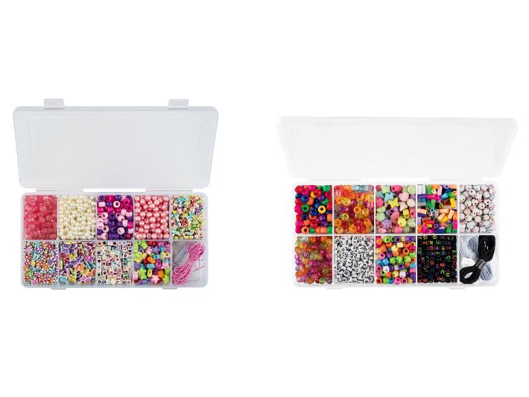 Twee plastic doosjes gevuld met gekleurde kralen en draden voor het maken van sieraden.