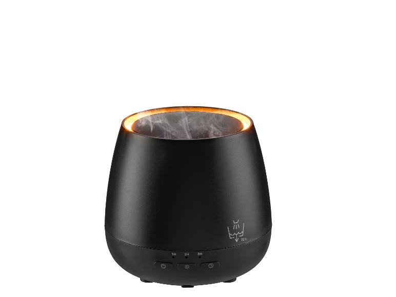 Een zwarte aromadiffuser met oranje licht en stoom, met bedieningsknoppen.