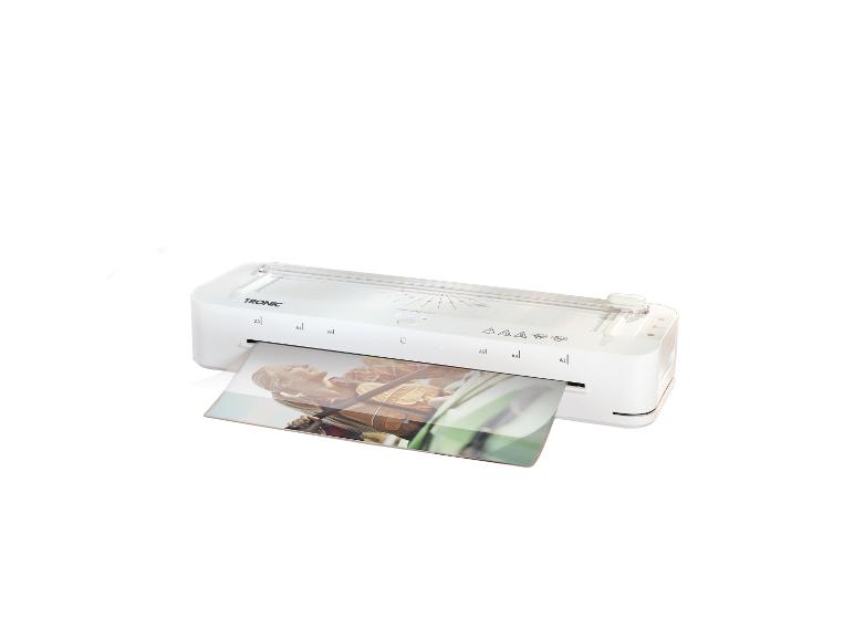 Witte lamineermachine met een gelamineerde foto van een lachende vrouw.