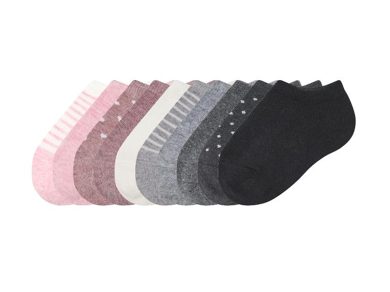 Een set sokken in verschillende kleuren en patronen.