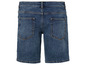 Blauwe jeans shorts, van achteren gezien.