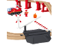 Houten treinset met brandweerwagen, brandweermanfiguur, vuur en spoorwegovergang.