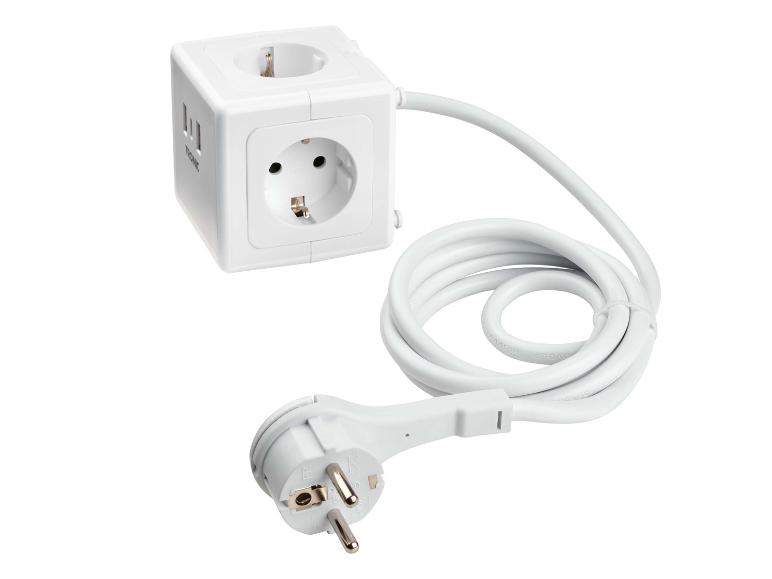 Een witte stekkerdoos met een kabel.