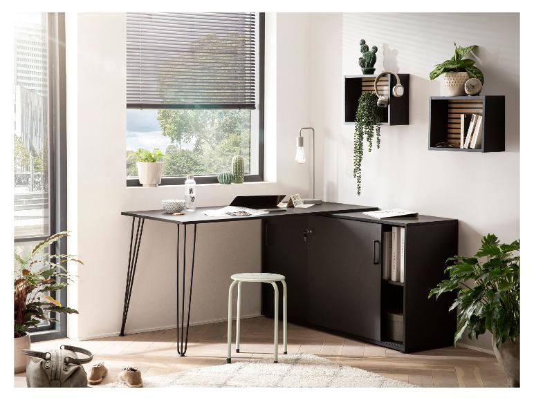 Zwart L-vormig bureau met opbergruimte, lichtgroene kruk en planten in een lichte thuiskantoor.