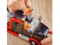 Kind speelt met een speelgoed sleepwagen en twee figuren.