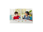 Twee kinderen spelen met een kralenset en maken figuren, zittend aan een tafel.