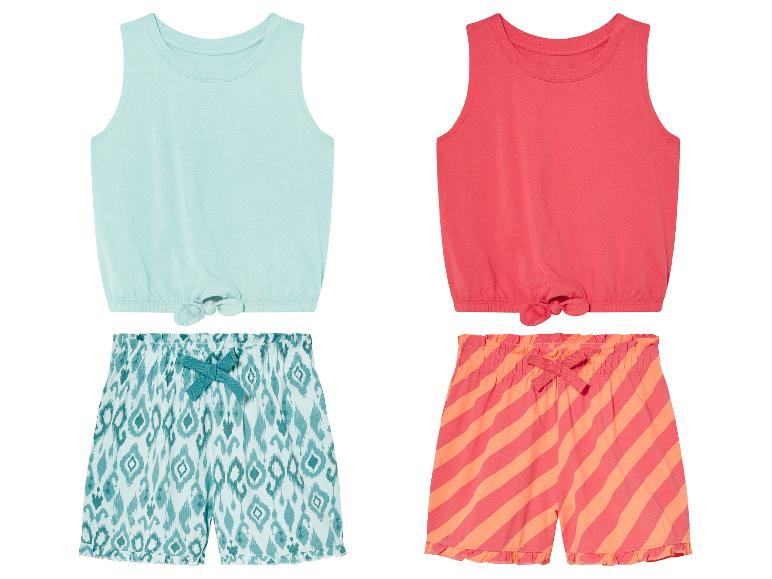 Twee zomersetjes voor meisjes: tanktops en shorts met ikat- en streepmotief.