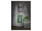 LOKKS badhanddoeken hangen aan een houten ladder tegen een grijze muur.