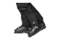 Zwarte skibroek en skischoenen met Crivit-logo aan de zijkant.
