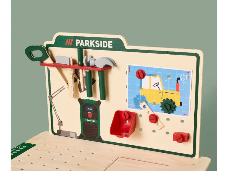 Houten speelgoedwerkbank met gereedschap, een tractorplan en een digitaal display.