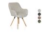 Beige gestoffeerde stoel met houten poten en kleurenpalet.