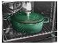 Groene gietijzeren pan met deksel in een oven