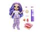 Paarsharige pop in pyjama met miniatuuraccessoires zoals pizza en popcorn.