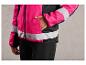 Een roze windjack met reflecterende strepen en een zwarte mesh inzet.