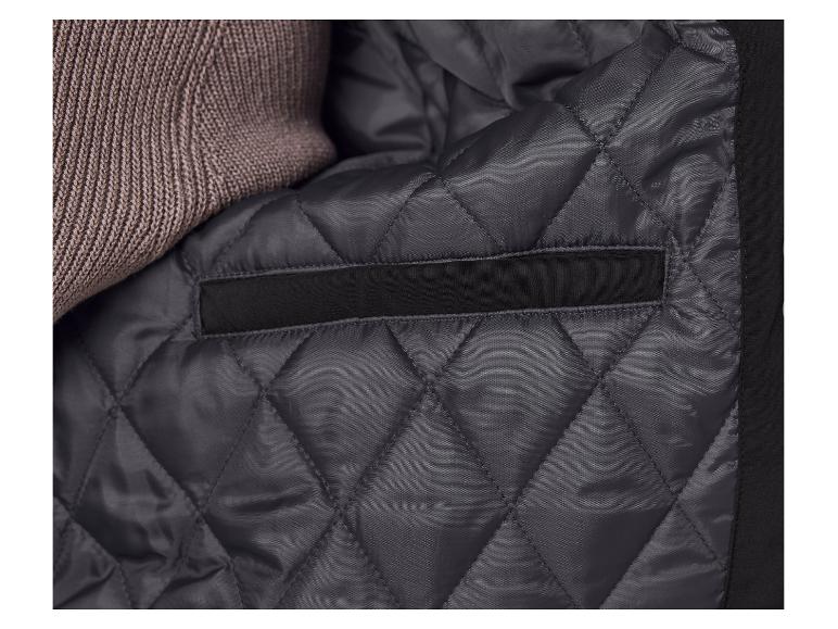 Detail van de binnenkant van een gewatteerde jas.