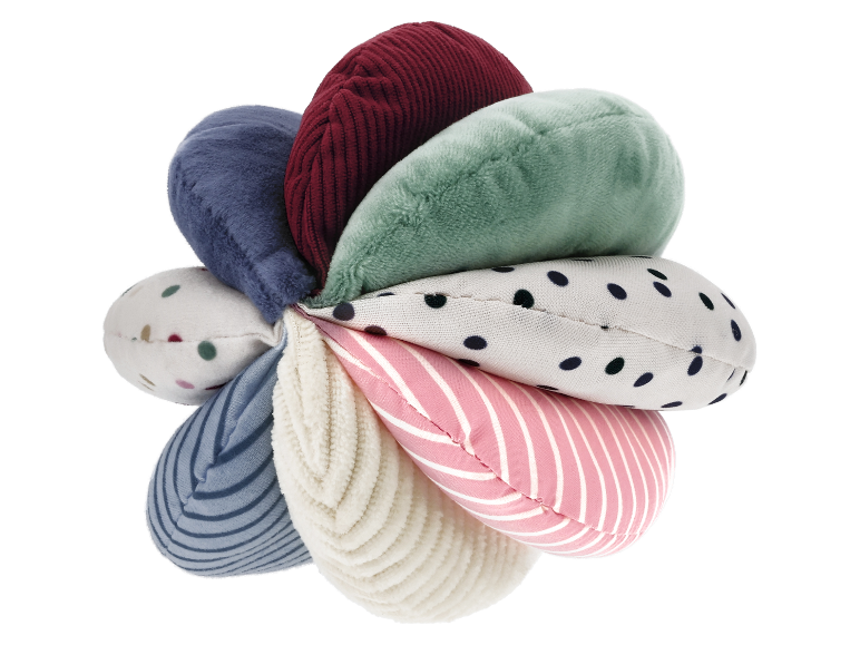 Een veelkleurige pluche speelgoed gemaakt van verschillende stoffen.