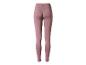 Achterkant van roze sportlegging met een zwart logo op de tailleband.