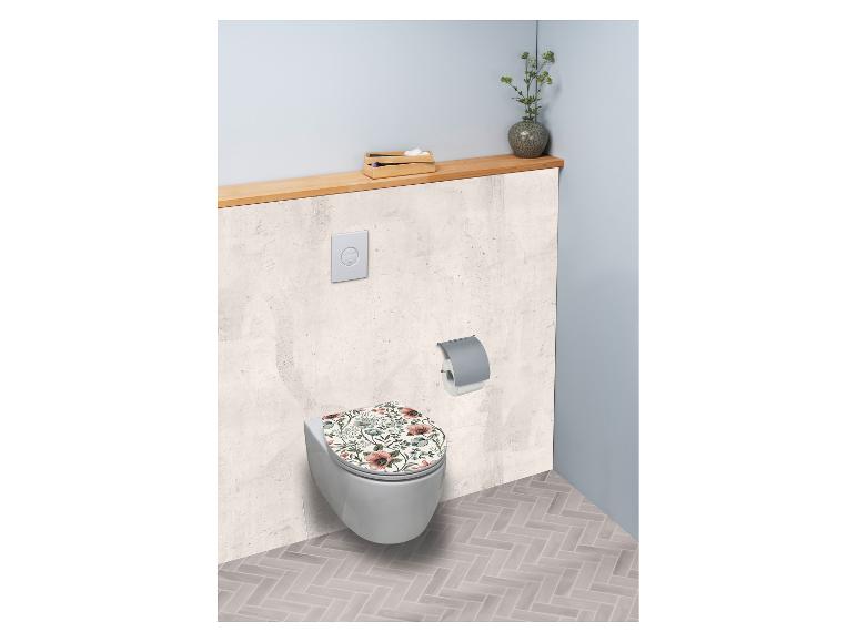 Toilet met bloemenpatroon, wandplank met vaas en toiletrolhouder.