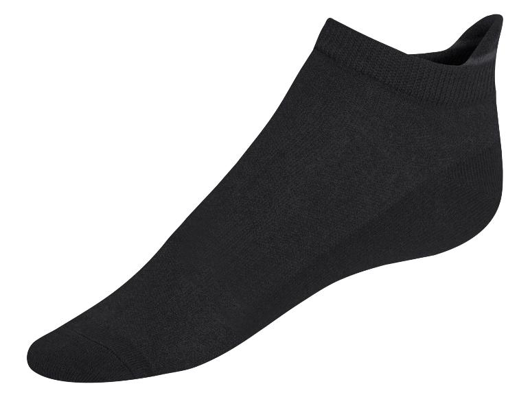 Korte zwarte sokken.