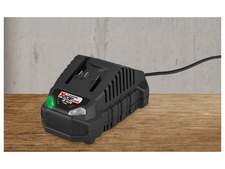 Parkside X20V Team 2.4A batterijlader op een houten tafel.