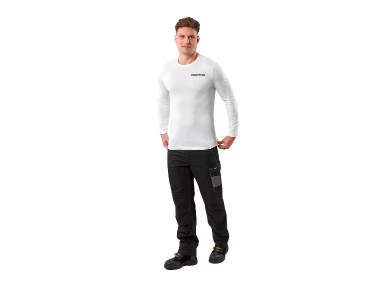 Man in wit shirt met lange mouwen en zwarte werkbroek
