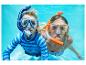 Twee kinderen snorkelen onder water, met zwemshirts en bikini's.