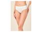 Vrouw draagt witte geribbelde slip, vooraanzicht.