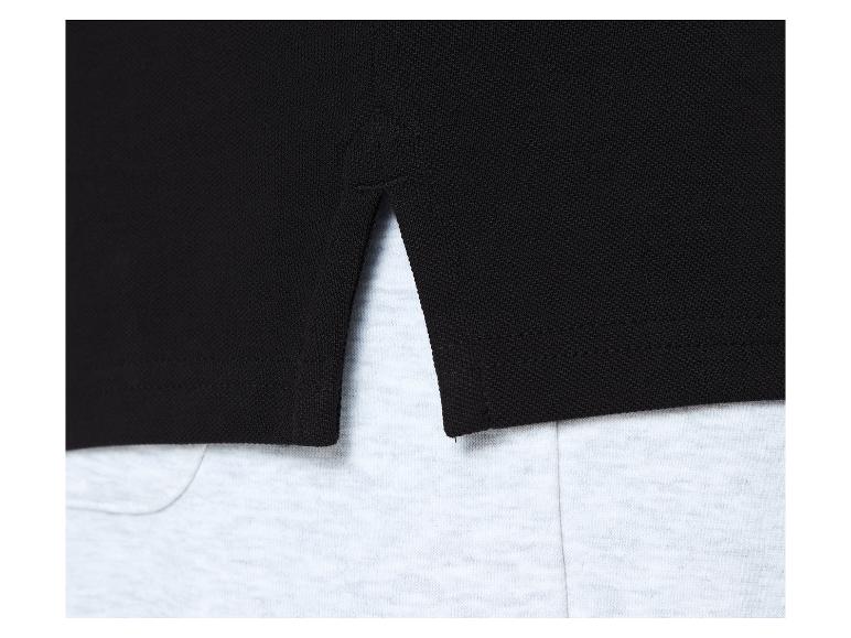 Zijsplit van een zwart piqué poloshirt