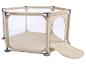 Zeshoekige babybox in beige met gaaswanden en een ritsdeur.