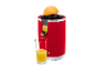 Rode Smeg citruspers met een glas sap.