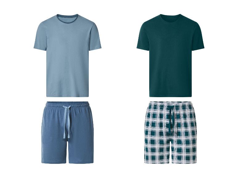 Twee herenpyjamasets: één effen blauw en één geruit groen.
