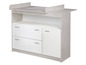 Een wit baby-omkleedkussen met een commode met twee lades.
