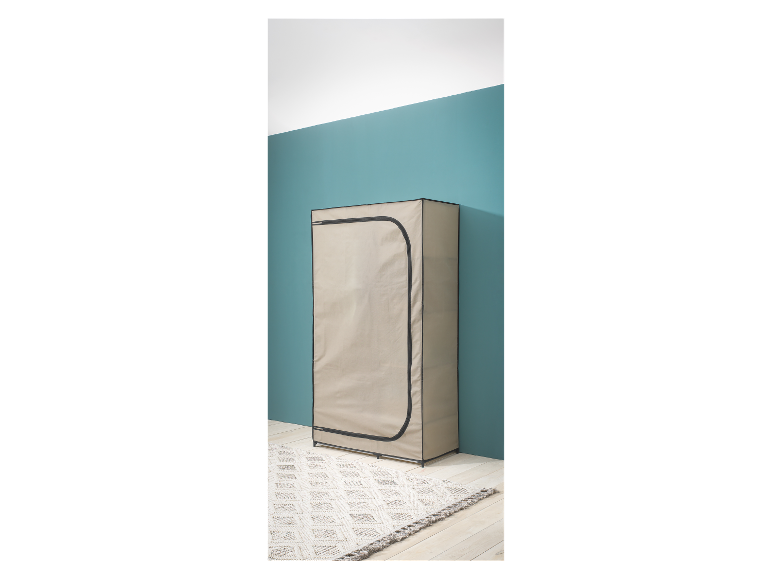 Beige textiele kledingkast met rits, op een tapijt in een blauwgroene kamer.