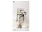 Een grijze speelgoed AT-AT walker van Star Wars, staand in wit pluizig materiaal.