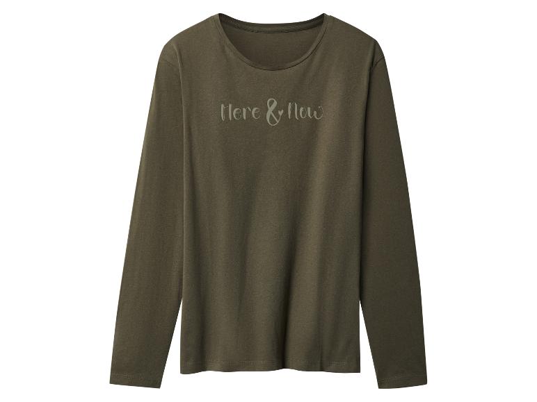 Een olijfgroen T-shirt met lange mouwen en de tekst 'Here & Now' op de voorkant.