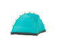 Een turquoise campingtent met gele stokken.