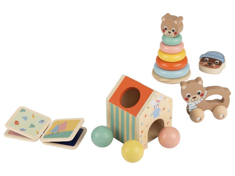 Houten babyspeelgoed, waaronder een stapeltoren, een duwauto en een vormsorteerhuis.