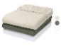 Stapel van drie hoeslakens in beige, groen en wit met kleurstalen.