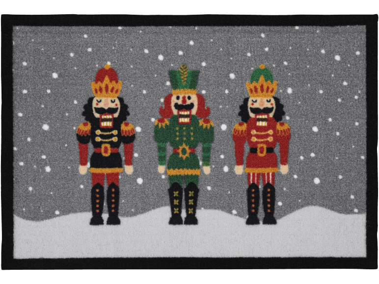 Kerst deurmat met drie notenkrakerfiguren in een besneeuwd landschap.