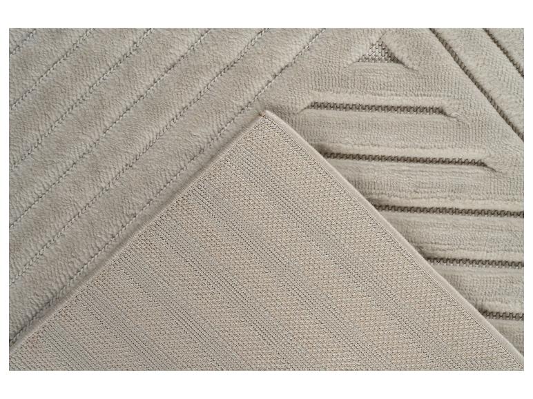 Beige tapijt met gestreept patroon en antislip achterkant.
