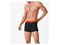 Man in zwarte boxershort met oranje tailleband met de tekst „FRIDAY”.