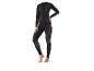 Vrouw in zwarte legging en thermoshirt