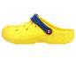 Gele klomp met een blauwe band en een rood-geel logo detail aan de zijkant.