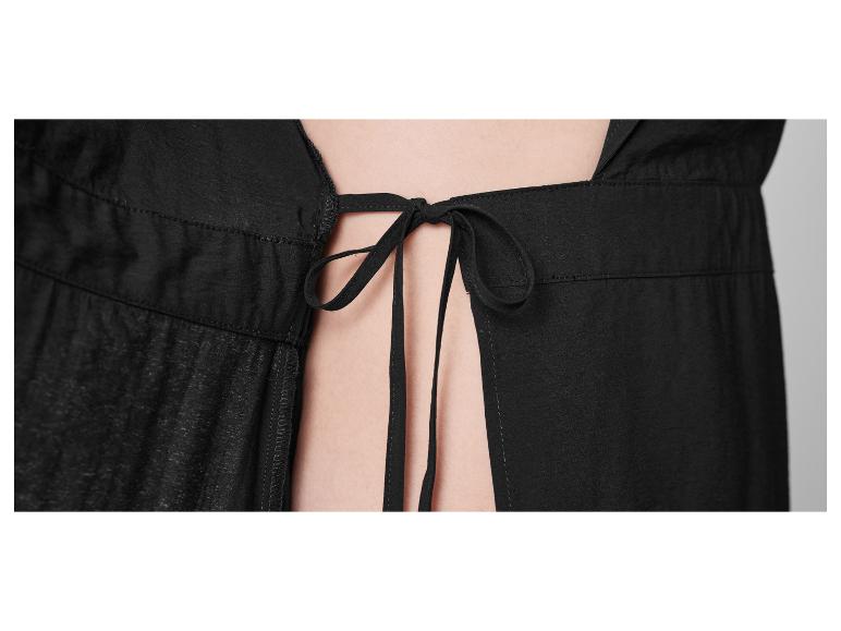 Zwarte jurk met strik in de rug.